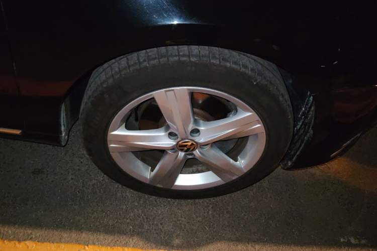 Used Volkswagen Magotan 2015 Revised Version 2.0 TSI Prestige Edition Right Front Wheel Hub