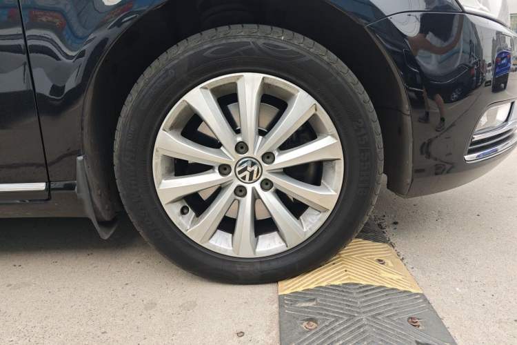 Used Volkswagen Magotan 2015 Facelift 1.8TSI Luxury Model Right Front Wheel Hub