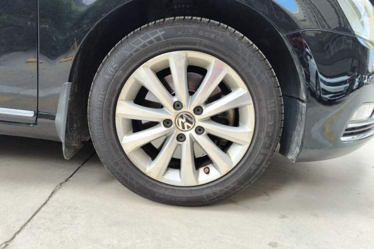 Used Volkswagen Magotan 2015 Revised Version 2.0 TSI Luxury Edition Right Front Wheel Hub