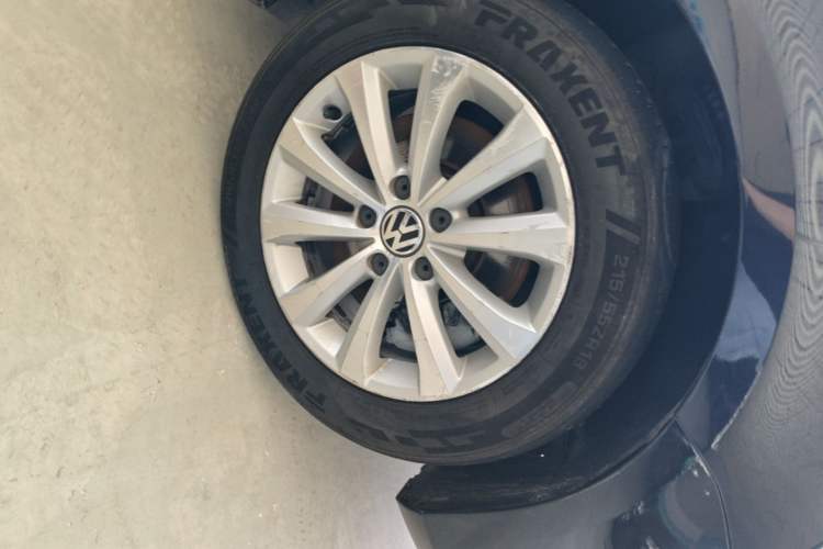 Used Volkswagen Magotan 2015 Facelift 1.8TSI Luxury Model Right Front Wheel Hub