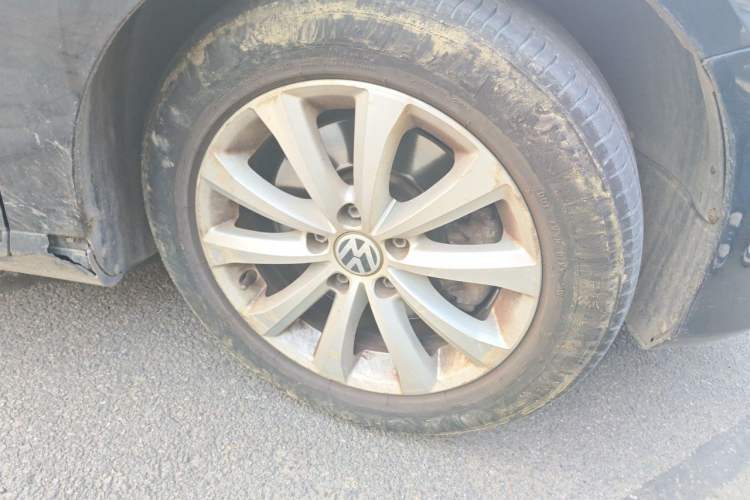 Used Volkswagen Magotan 2015 Revised Version 2.0 TSI Luxury Edition Right Front Wheel Hub