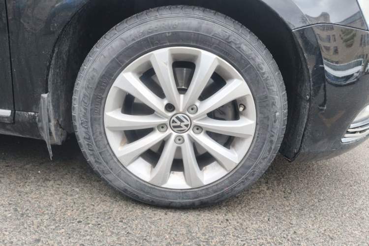 Used Volkswagen Magotan 2015 1.8TSI Luxury Model Right Front Wheel Hub
