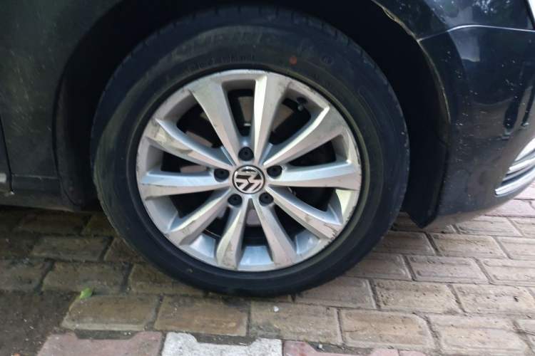Used Volkswagen Magotan 2015 Facelift 1.8TSI Luxury Model Right Front Wheel Hub