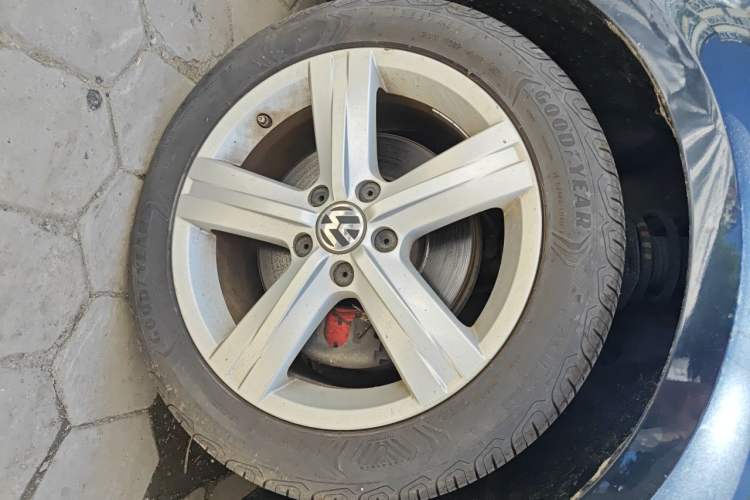 Used Volkswagen Magotan 2015 Revised Version 2.0 TSI Prestige Edition Right Front Wheel Hub