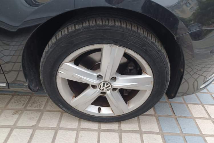 Used Volkswagen Magotan 2015 Revised Version 2.0 TSI Prestige Edition Right Front Wheel Hub