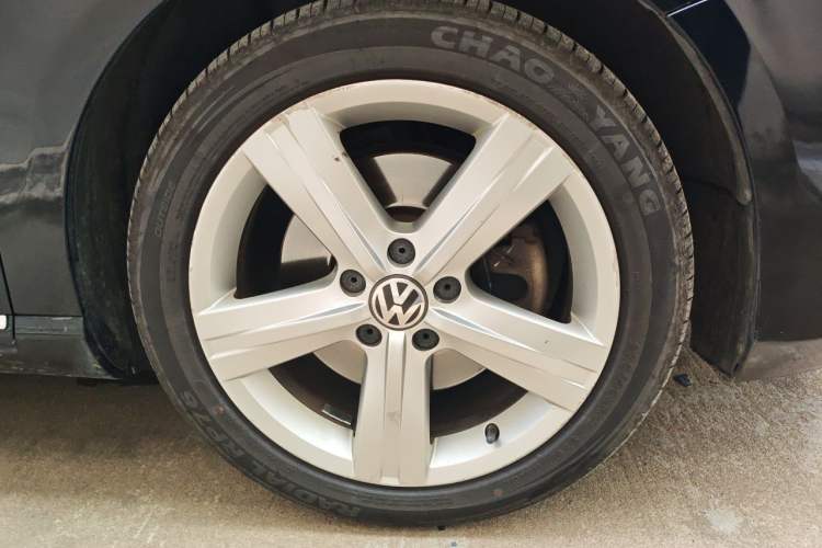 Used Volkswagen Magotan 2015 Revised Version 2.0 TSI Prestige Edition Right Front Wheel Hub