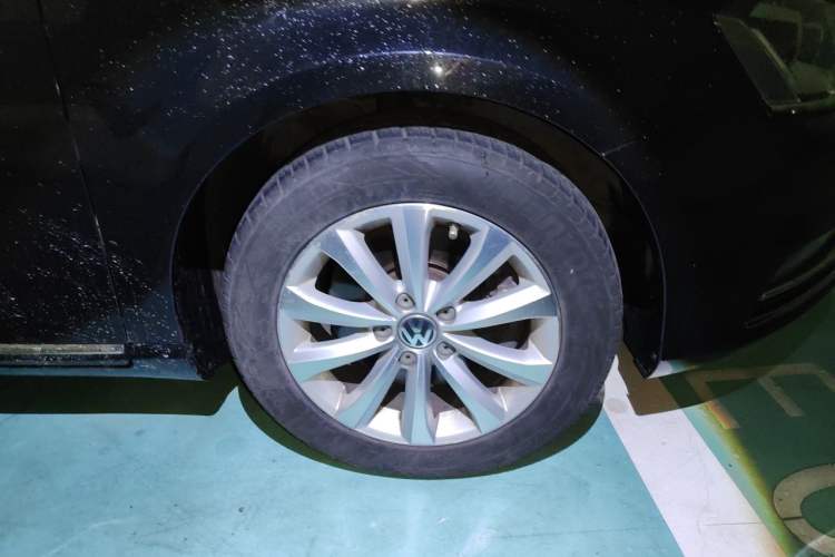 Used Volkswagen Magotan 2015 2.0 TSI Luxury Model Right Front Wheel Hub
