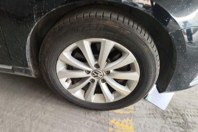 Used Volkswagen Magotan 2015 Facelift 1.8TSI Luxury Model Right Front Wheel Hub