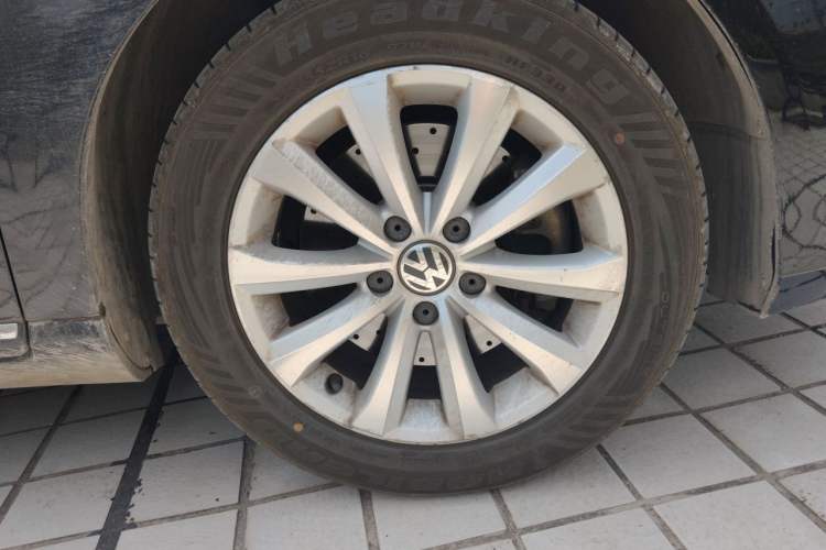 Used Volkswagen Magotan 2015 Revised Version 2.0 TSI Luxury Edition Right Front Wheel Hub