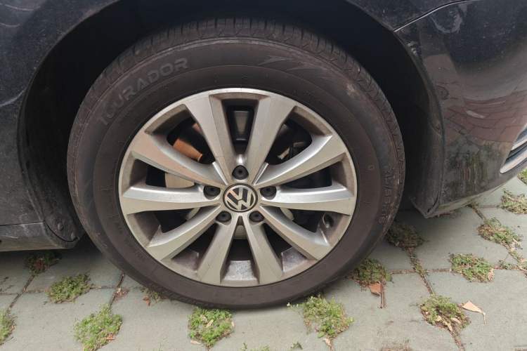 Used Volkswagen Magotan 2015 Revised Version 2.0 TSI Luxury Edition Right Front Wheel Hub