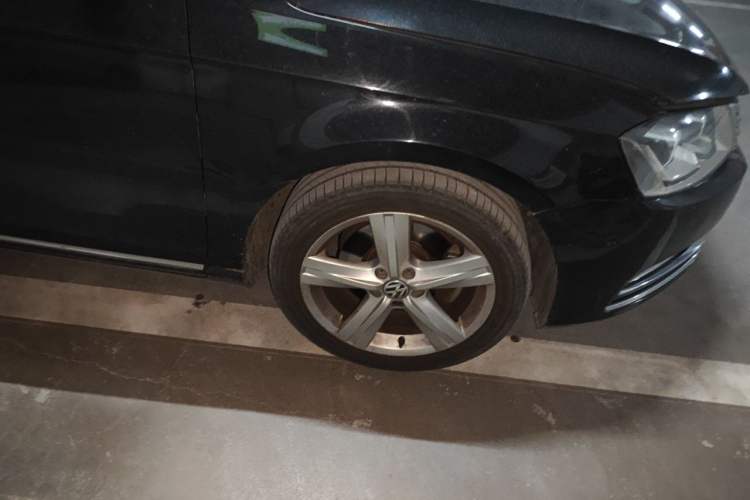 Used Volkswagen Magotan 2015 Revised Version 2.0 TSI Prestige Edition Right Front Wheel Hub