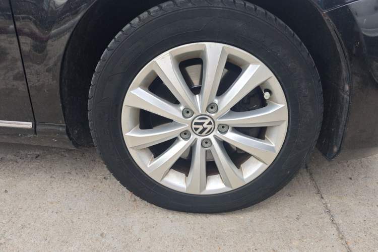 Used Volkswagen Magotan 2015 1.8TSI Luxury Model Right Front Wheel Hub