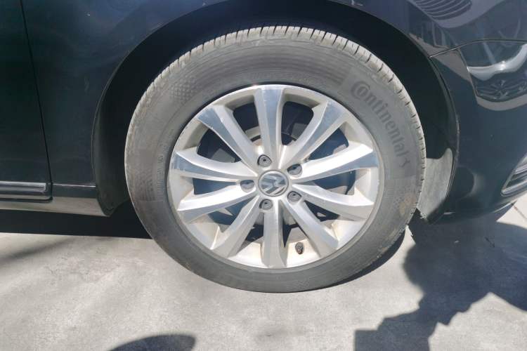 Used Volkswagen Magotan 2015 Revised Version 2.0 TSI Luxury Edition Right Front Wheel Hub