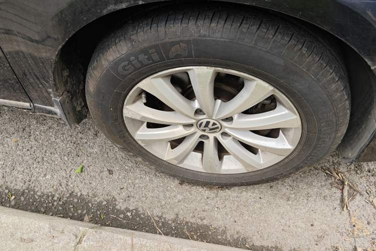 Used Volkswagen Magotan 2015 Facelift 1.8TSI Luxury Model Right Front Wheel Hub