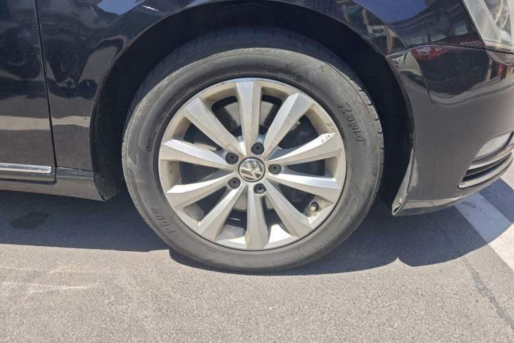Used Volkswagen Magotan 2015 Facelift 1.8TSI Luxury Model Right Front Wheel Hub