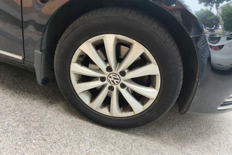 Used Volkswagen Magotan 2015 Revised Version 2.0 TSI Luxury Edition Right Front Wheel Hub