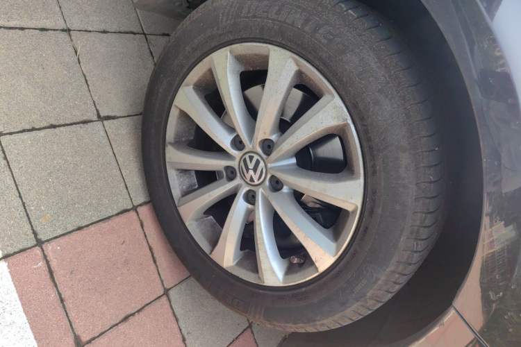 Used Volkswagen Magotan 2015 1.8TSI Luxury Model Right Front Wheel Hub