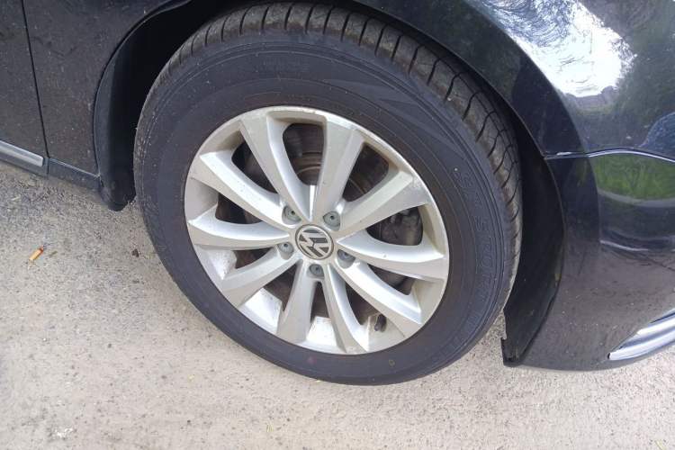 Used Volkswagen Magotan 2015 Revised Version 2.0 TSI Luxury Edition Right Front Wheel Hub