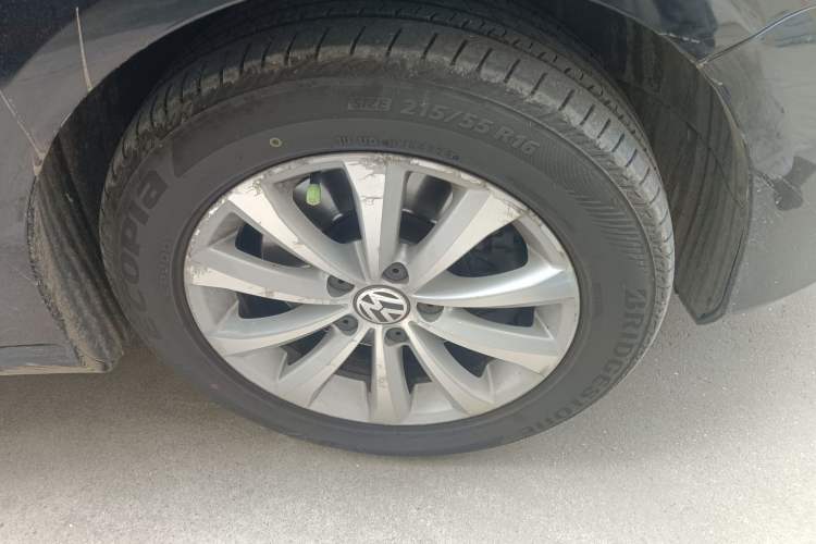 Used Volkswagen Magotan 2015 Facelift 1.8TSI Luxury Model Right Front Wheel Hub
