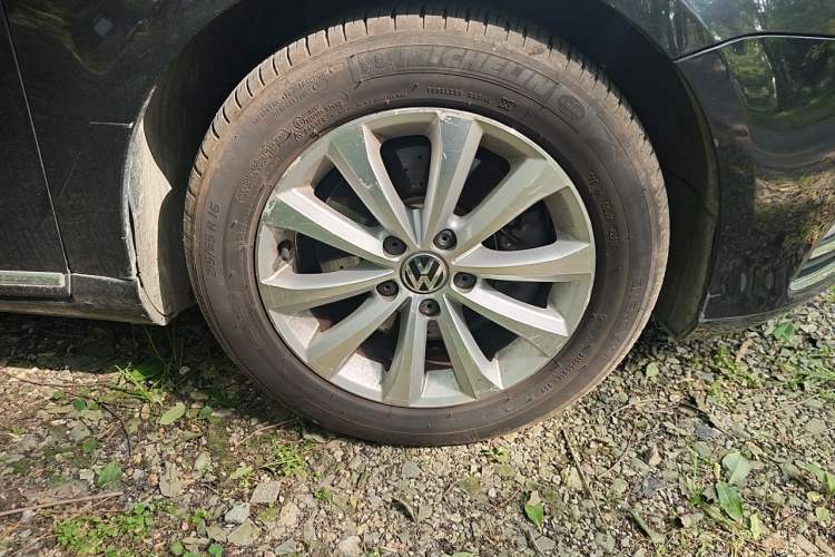 Used Volkswagen Magotan 2015 1.8TSI Luxury Model Right Front Wheel Hub