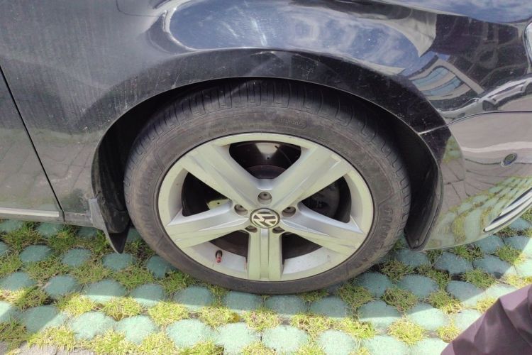 Used Volkswagen Magotan 2015 2.0 TSI Prestige Model Right Front Wheel Hub
