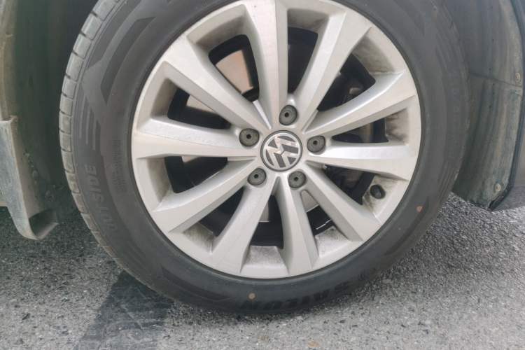 Used Volkswagen Magotan 2015 1.8TSI Luxury Model Right Front Wheel Hub