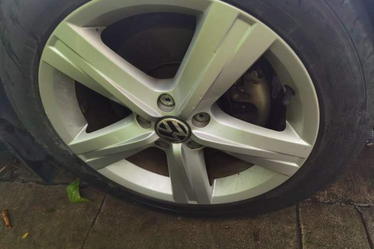Used Volkswagen Magotan 2015 2.0 TSI Prestige Model Right Front Wheel Hub