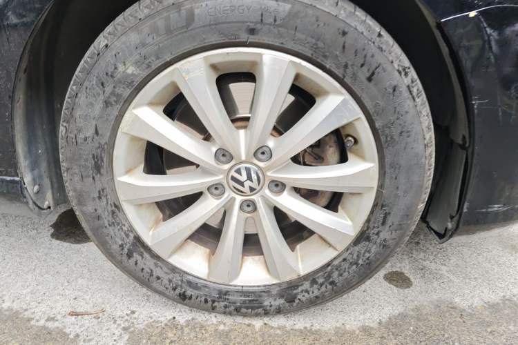 Used Volkswagen Magotan 2015 Revised Version 2.0 TSI Luxury Edition Right Front Wheel Hub