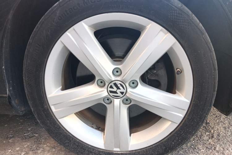 Used Volkswagen Magotan 2015 2.0 TSI Prestige Model Right Front Wheel Hub
