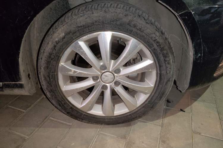 Used Volkswagen Magotan 2015 1.8TSI Luxury Model Right Front Wheel Hub