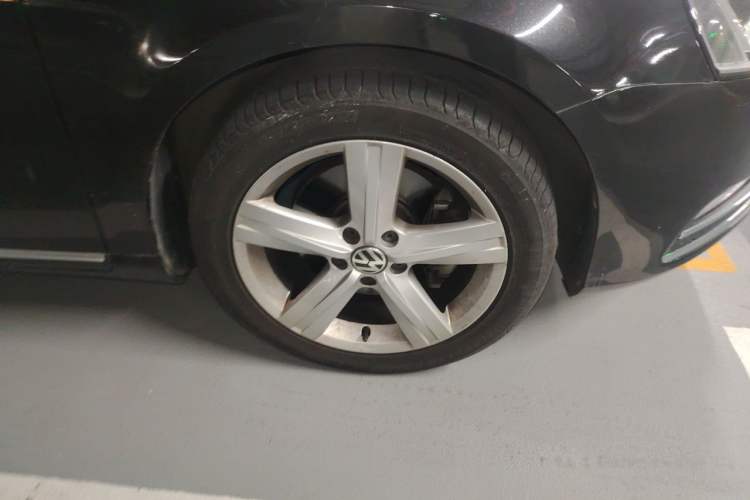 Used Volkswagen Magotan 2015 Facelift 1.8TSI Luxury Model Right Front Wheel Hub