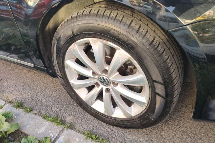 Used Volkswagen Magotan 2015 Revised Version 2.0 TSI Luxury Edition Right Front Wheel Hub