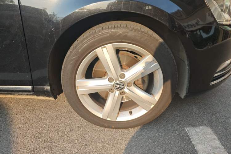 Used Volkswagen Magotan 2015 Revised Version 2.0 TSI Prestige Edition Right Front Wheel Hub