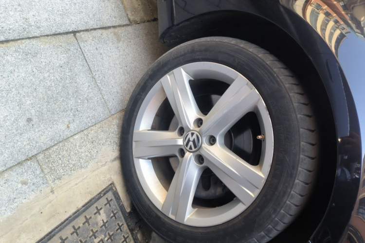 Used Volkswagen Magotan 2015 2.0 TSI Prestige Model Right Front Wheel Hub