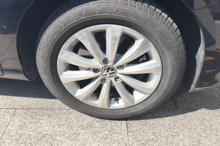 Used Volkswagen Magotan 2015 1.8TSI Luxury Model Right Front Wheel Hub