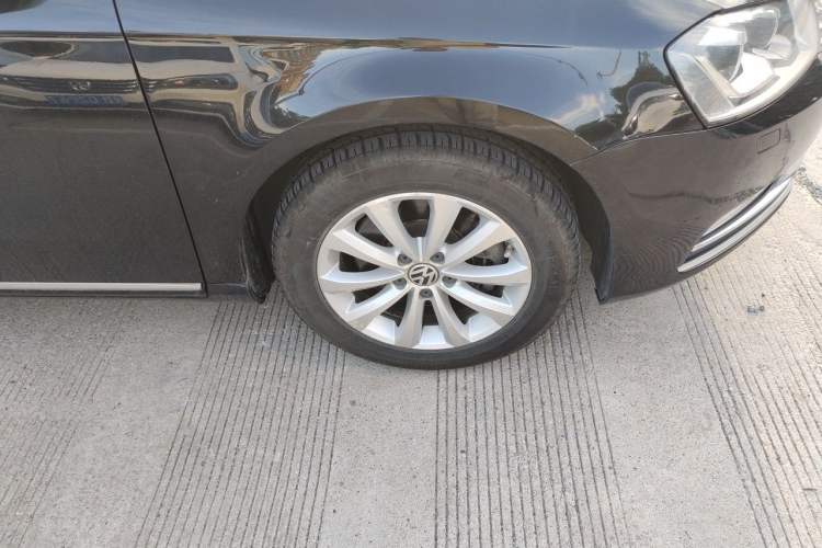 Used Volkswagen Magotan 2015 Revised Version 2.0 TSI Luxury Edition Right Front Wheel Hub