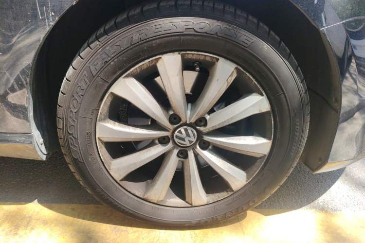 Used Volkswagen Magotan 2015 1.8TSI Luxury Model Right Front Wheel Hub