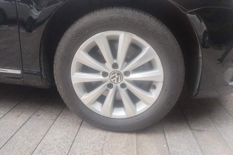 Used Volkswagen Magotan 2015 Facelift 1.8TSI Luxury Model Right Front Wheel Hub