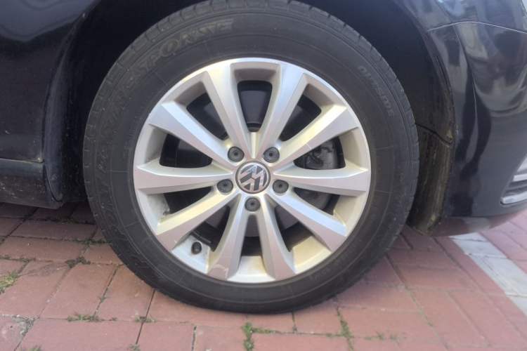 Used Volkswagen Magotan 2015 1.8TSI Luxury Model Right Front Wheel Hub