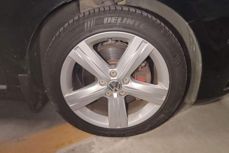 Used Volkswagen Magotan 2015 Revised Version 2.0 TSI Prestige Edition Right Front Wheel Hub