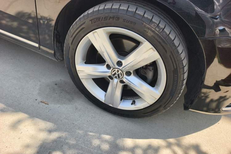 Used Volkswagen Magotan 2015 Revised Version 2.0 TSI Prestige Edition Right Front Wheel Hub