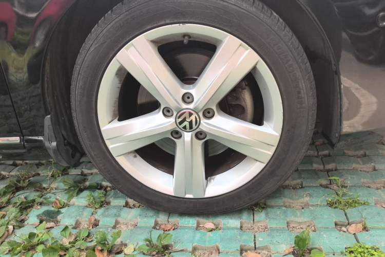 Used Volkswagen Magotan 2015 2.0 TSI Prestige Model Right Front Wheel Hub