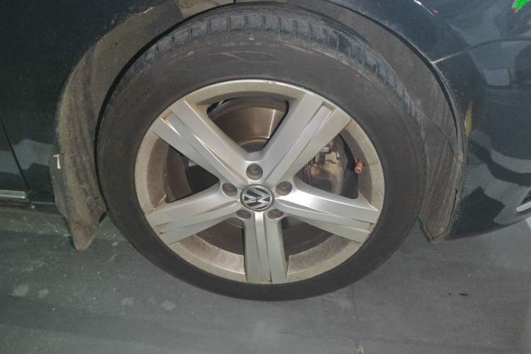 Used Volkswagen Magotan 2015 Revised Version 2.0 TSI Prestige Edition Right Front Wheel Hub