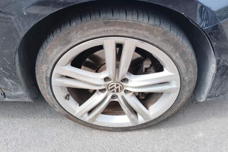 Used Volkswagen Magotan 2015 Revised Version 2.0 TSI Prestige Edition Right Front Wheel Hub