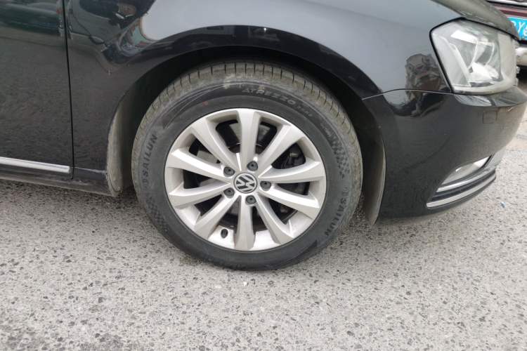 Used Volkswagen Magotan 2015 Revised Version 2.0 TSI Luxury Edition Right Front Wheel Hub