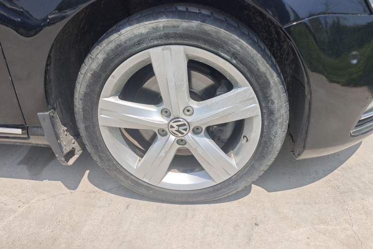 Used Volkswagen Magotan 2015 Revised Version 2.0 TSI Prestige Edition Right Front Wheel Hub