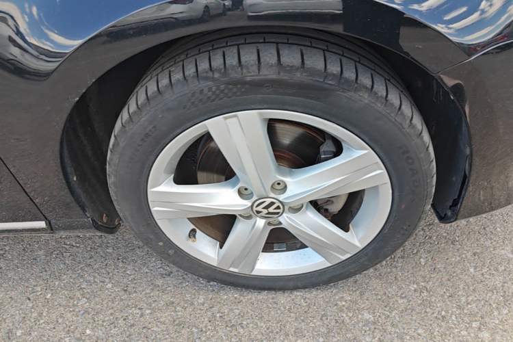 Used Volkswagen Magotan 2015 2.0 TSI Prestige Model Right Front Wheel Hub