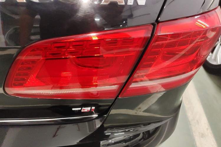 Used Volkswagen Magotan 2015 1.8TSI Luxury Model Right Rear Taillight