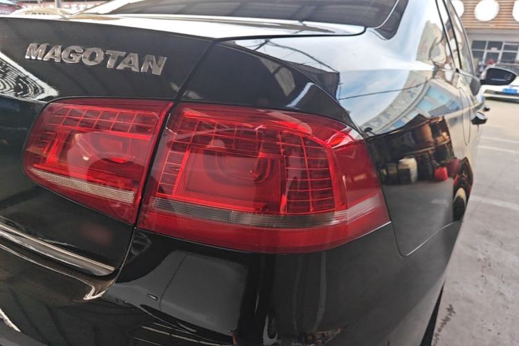 Used Volkswagen Magotan 2015 2.0 TSI Prestige Model Right Rear Taillight