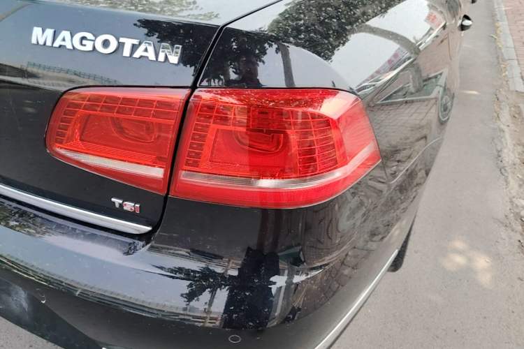 Used Volkswagen Magotan 2015 Facelift 1.8TSI Luxury Model Right Rear Taillight
